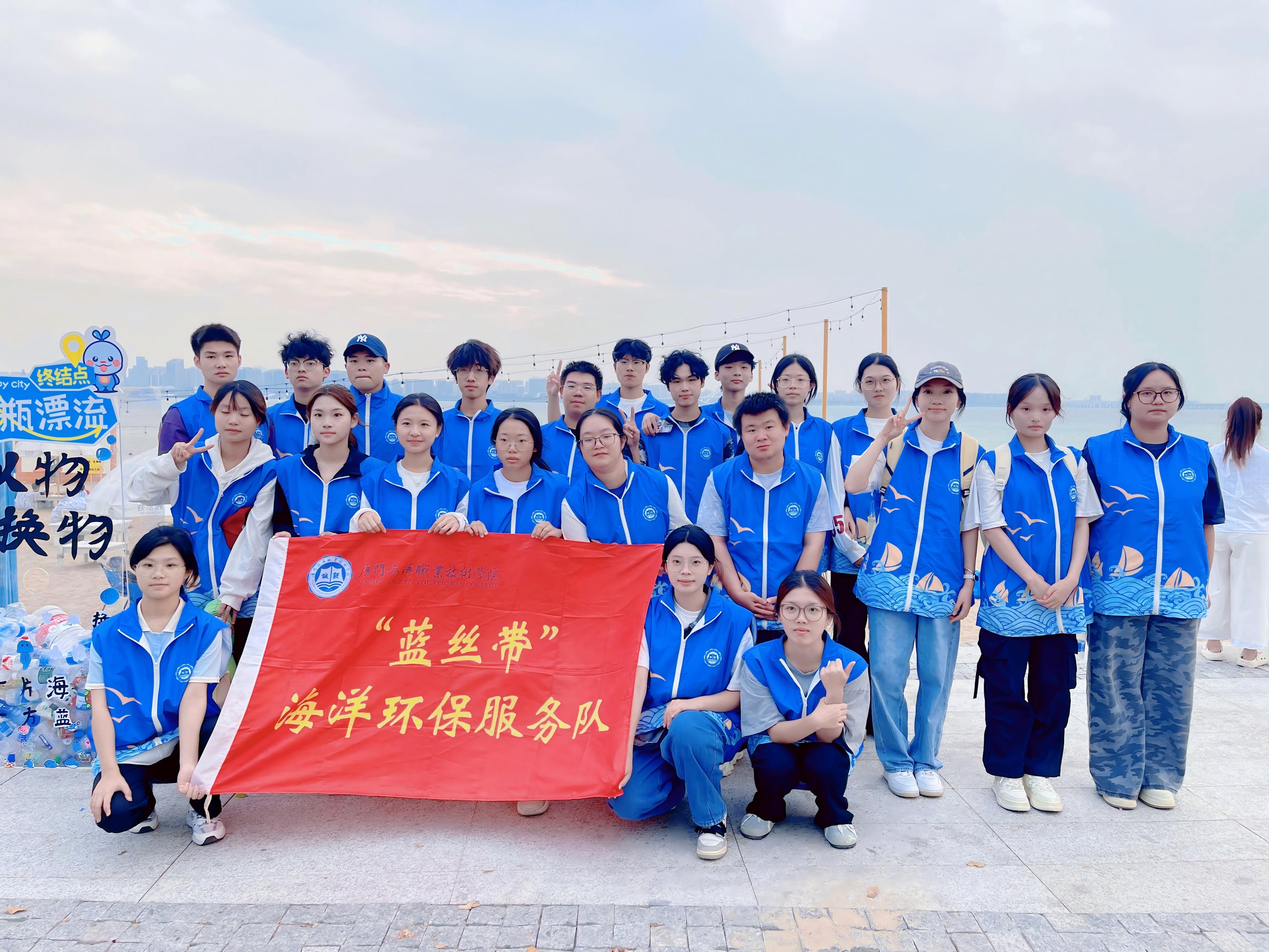 蓝丝带合照.jpg 蓝丝带合照.jpg