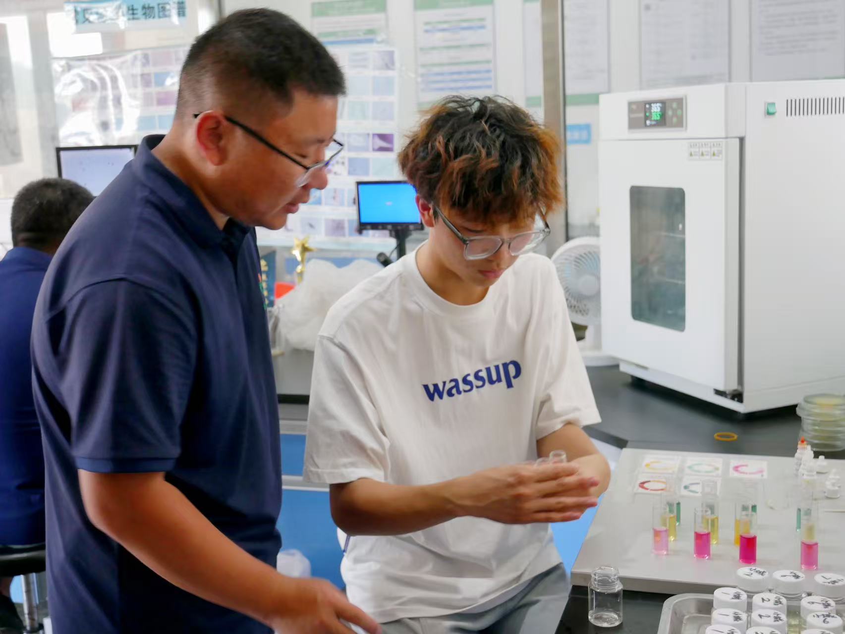 9实践队员在检测水质.jpg 9实践队员在检测水质.jpg